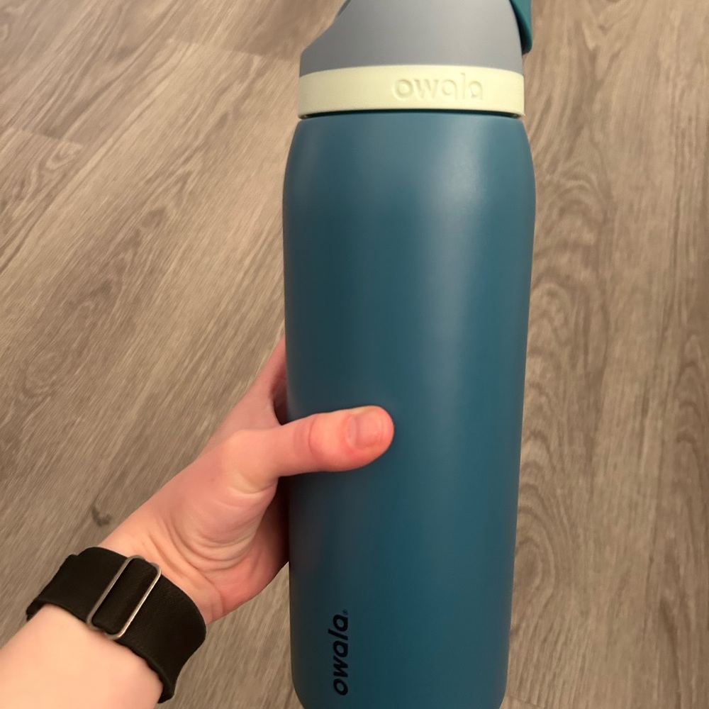 Owala Free Sip Water Bottle - Insulated